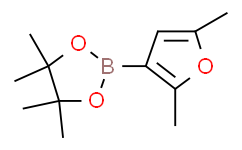 2-(2，5-bis(methyl-d3)furan-3-yl)-4，4，5，5-tetramethyl-1，3，2-dioxaborolane,95%